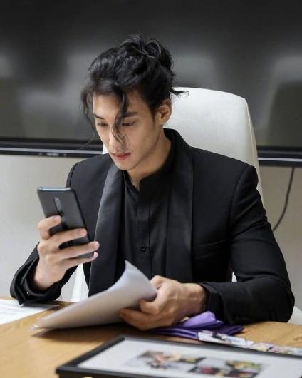张演员男的舞台与荧屏之旅，学习成长与自信光芒的展现