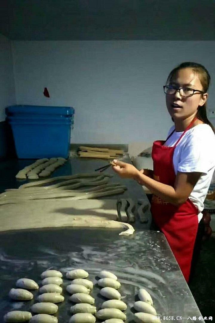 革新烘焙工艺，引领行业新潮流，最新烤面筋机亮相！