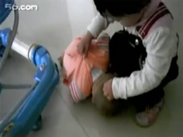 狂虐婴儿视频引发社会愤怒，道德和法律界限不可逾越