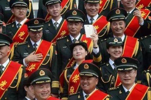 军官转业政策最新探索，小巷独特风味与转业安置新动向