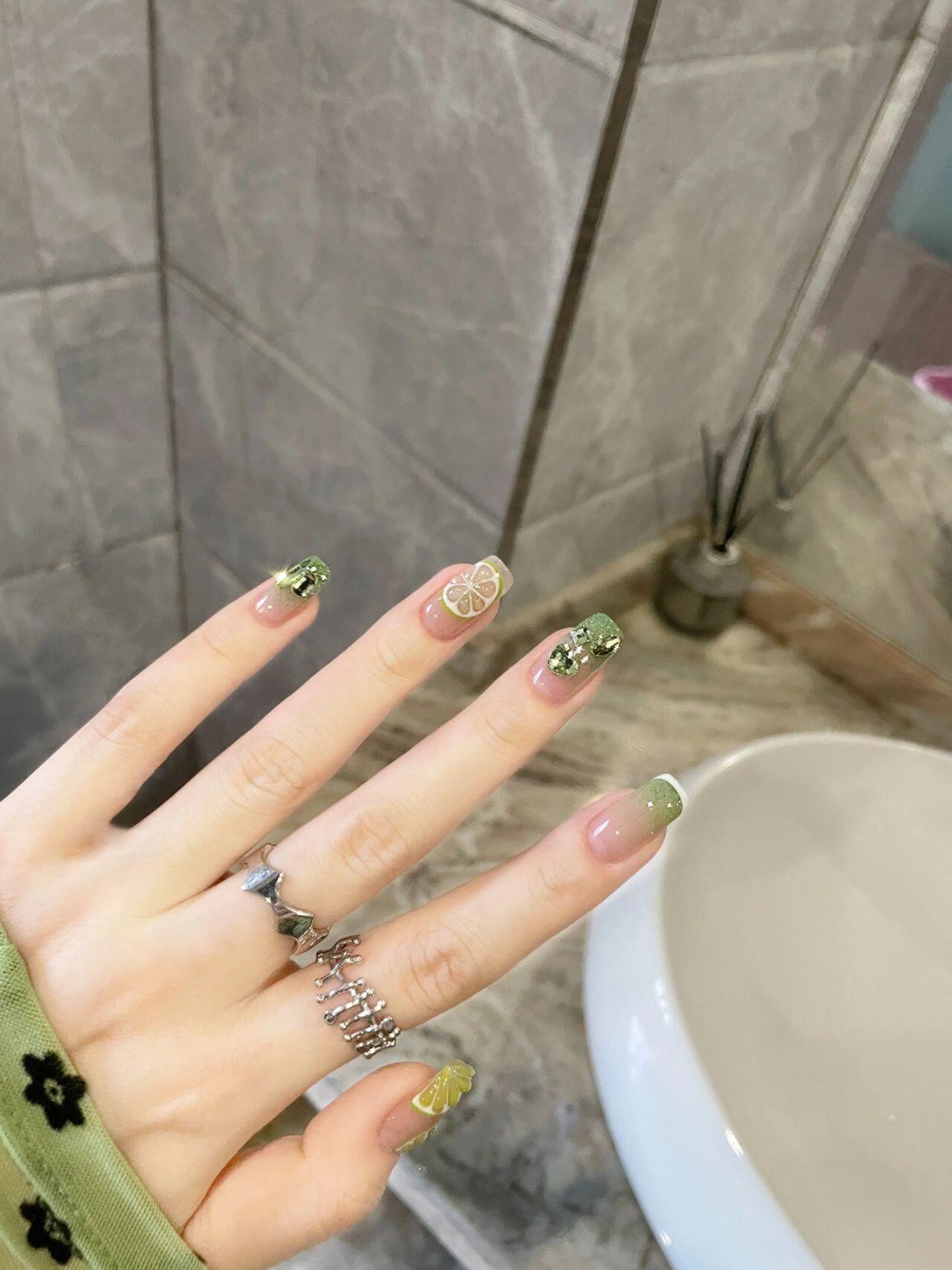 最新美甲时尚,爱的色彩与日常陪伴的魅力