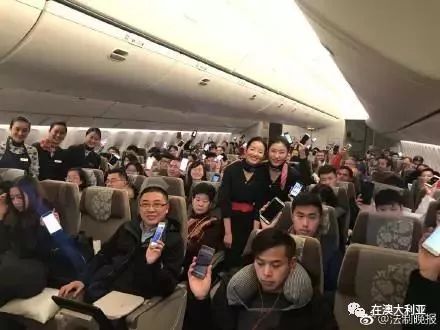 蓝航空姐王静新篇章，翱翔天际的温暖使者，展现职业风采与爱心传递