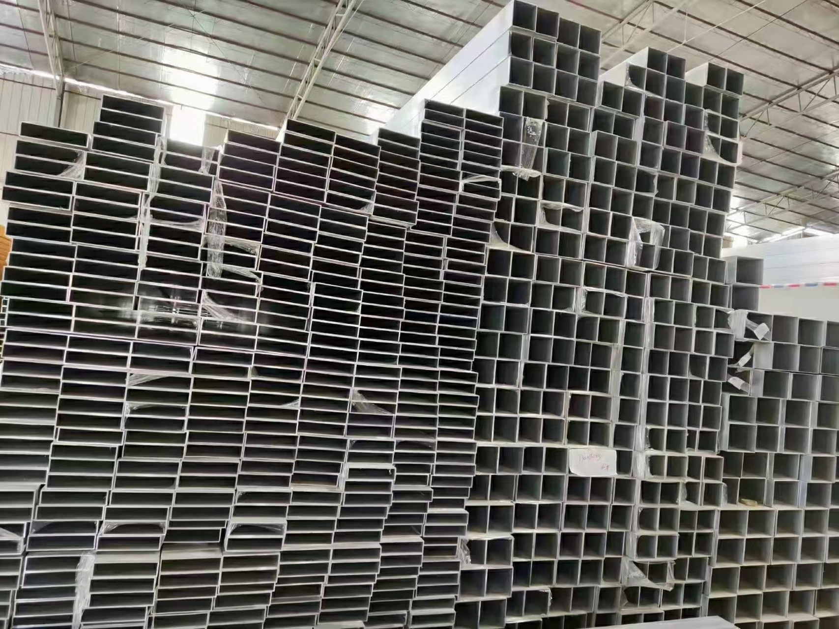 关于6米铝合金方管价格表的探讨与解析