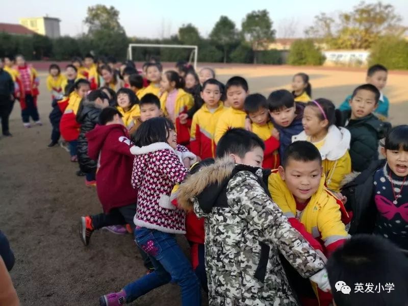 四年级温馨拔河比赛纪实