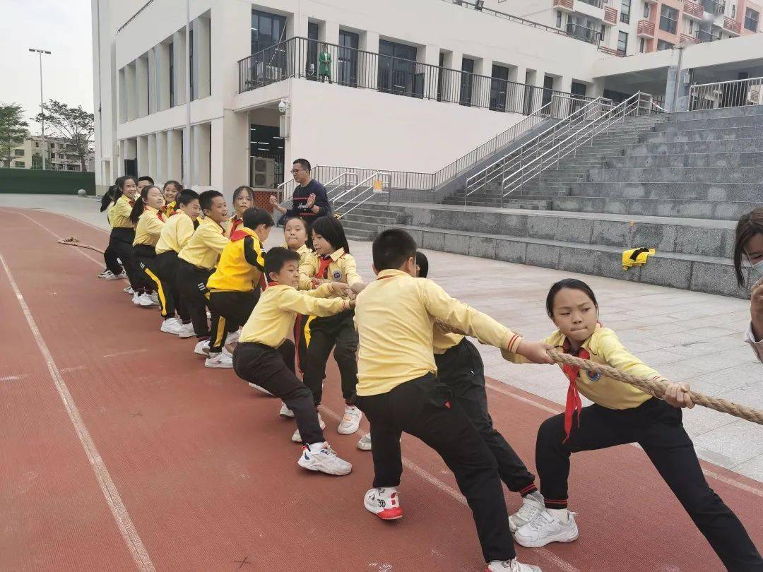 四年级温馨拔河比赛纪实