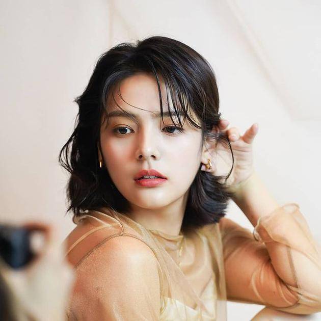 韩国年轻女演员引领科技潮流，未来高科技产品的魅力展示