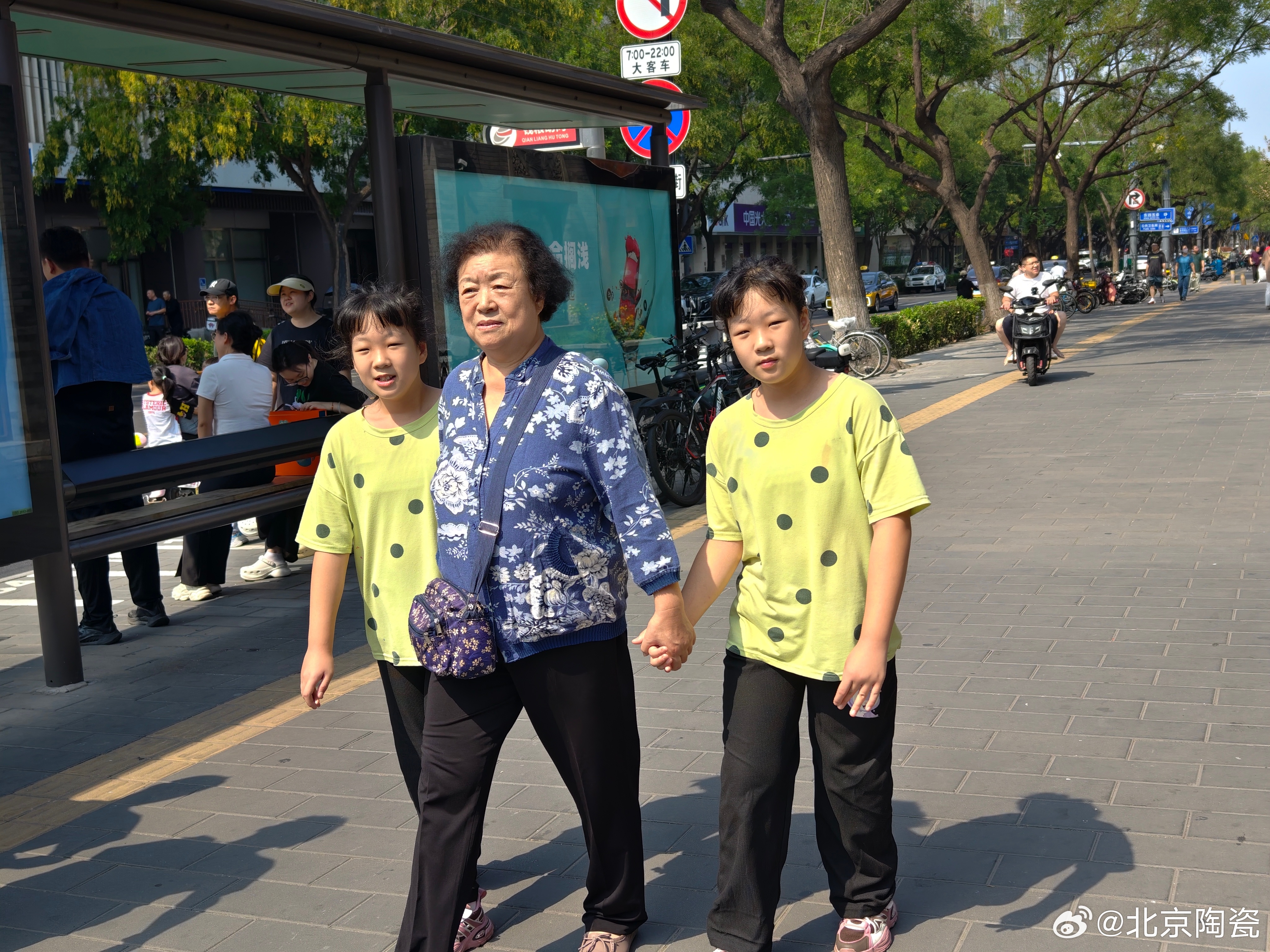 北京大妈探秘小巷深处的特色小店，最新短视频来袭！