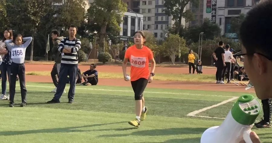 小蜗牛的田径梦，绿意盎然赛场上的奇遇之旅