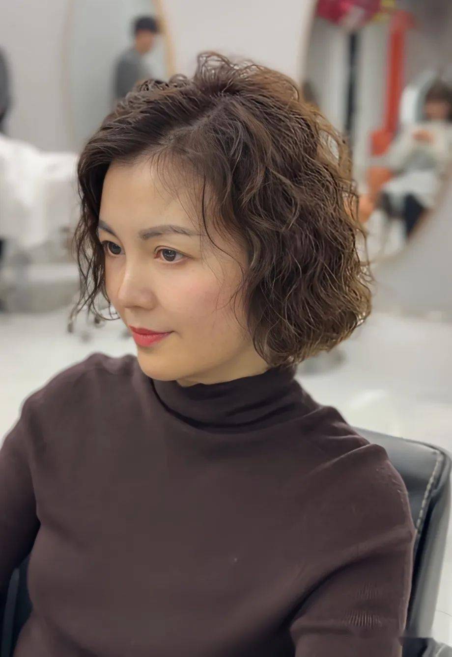 女人短发最新发型烫发,时尚潮流演变与影响全解析