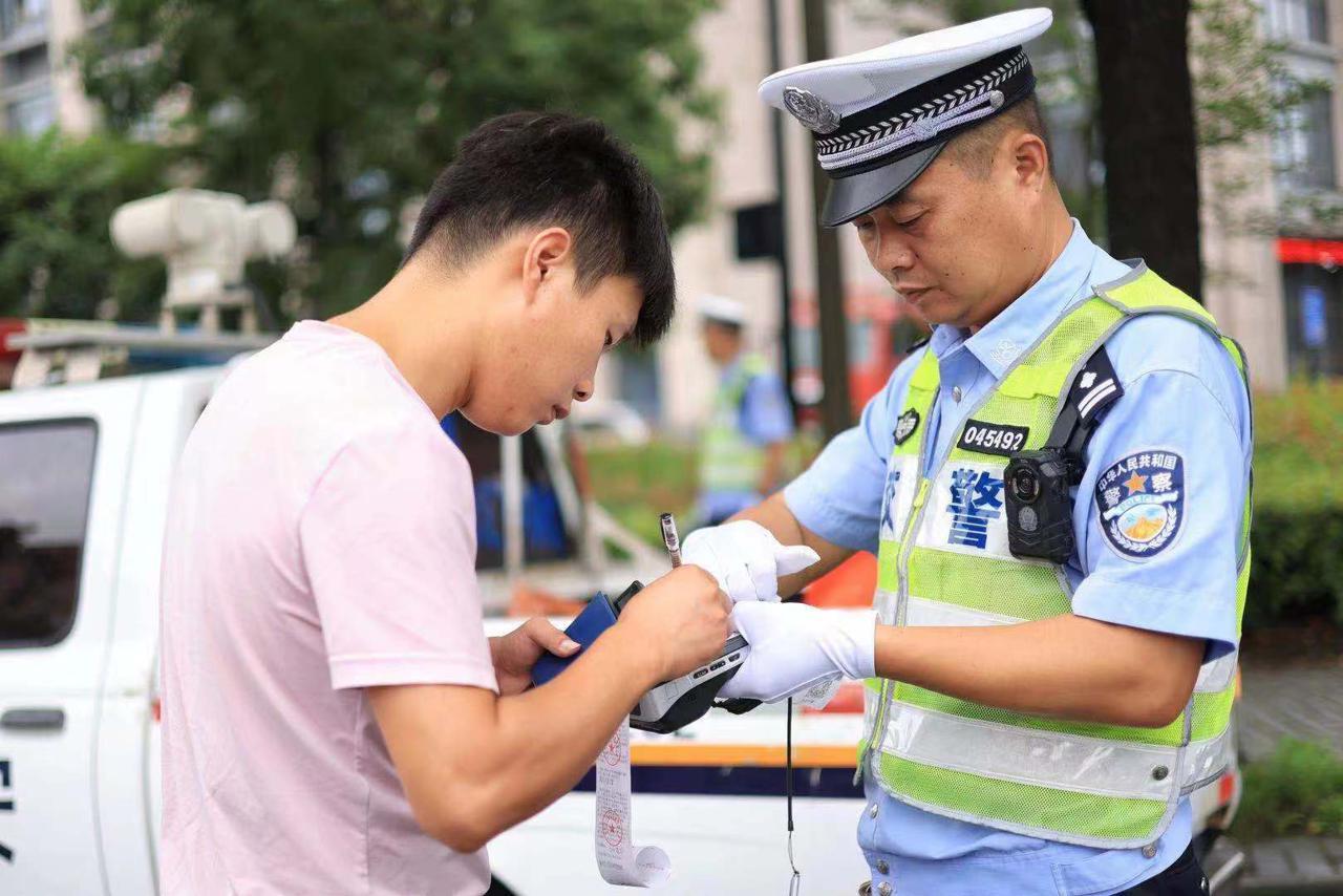 厂区标语焕新，点亮变化之光，铸就自信未来之路