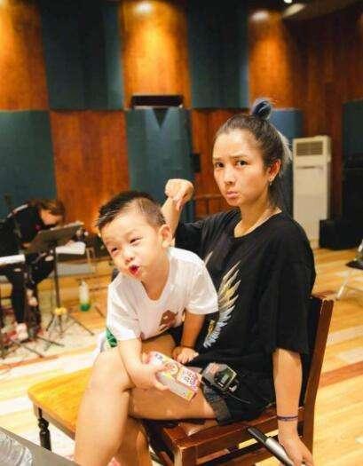 何洁最新综艺节目,科技盛宴,体验前沿生活的精彩之旅