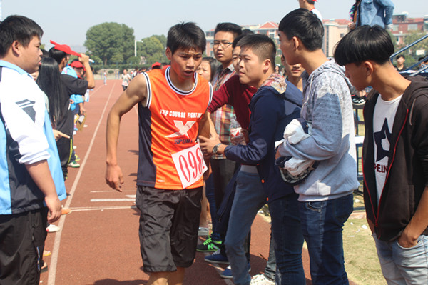 夏日温馨友情奇遇报道