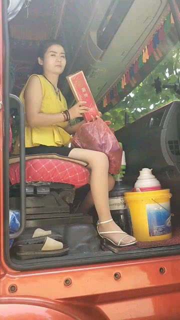 最新货车女司机的奇妙小巷探险记